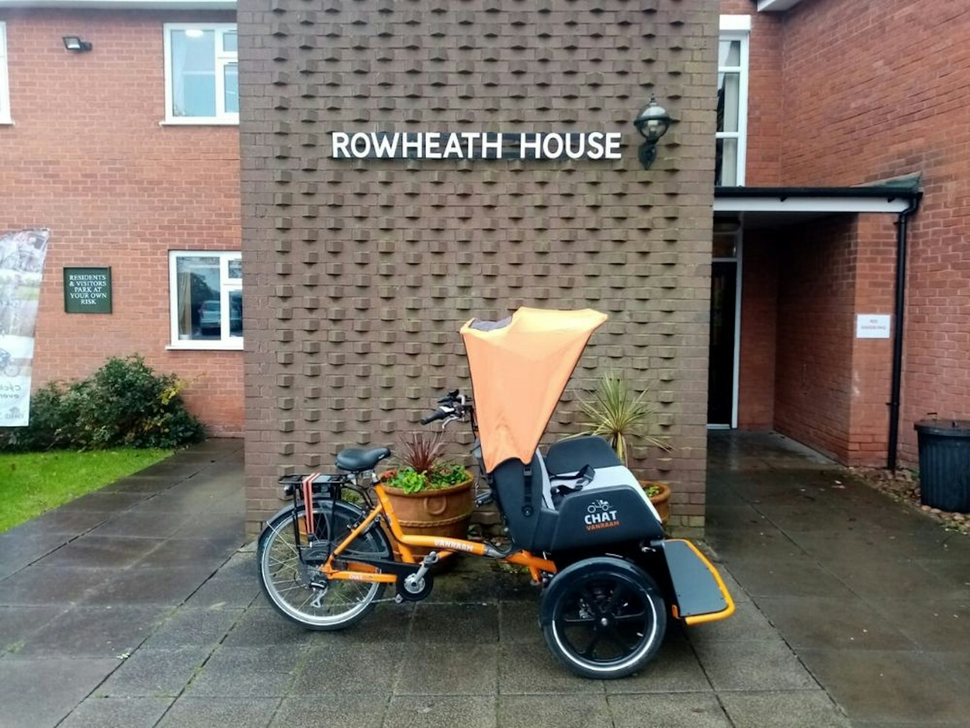 Van Raam riksja fiets Chat in England cycling withouth age bij verzorgingstehuis Rowheat House
