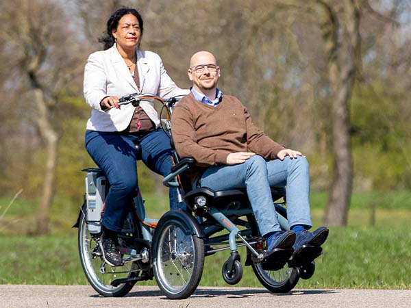 Versnellingen op aangepaste Van Raam fietsen OPair rolstoelfiets