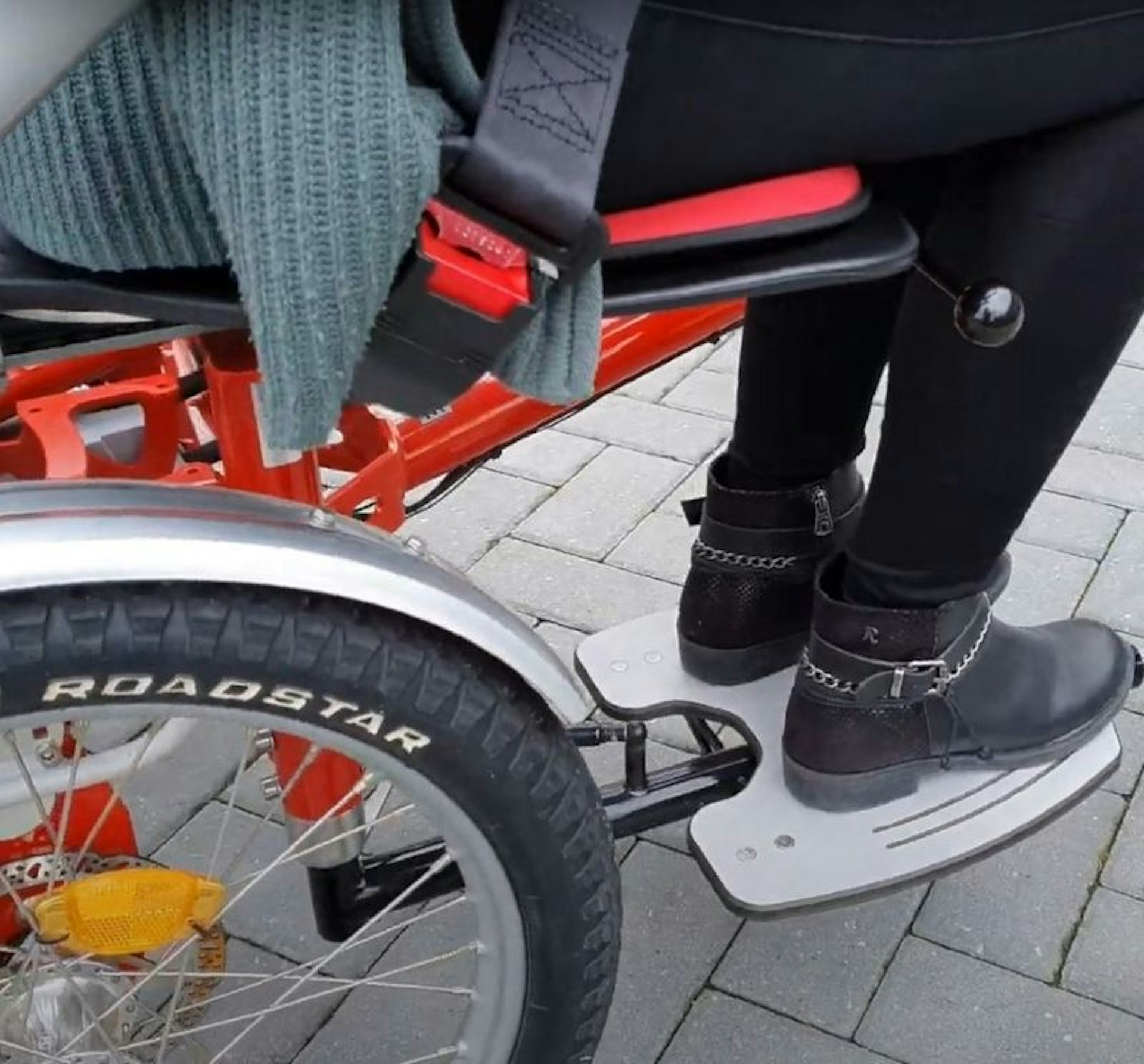 Wegklappbare Fußplatte Van Raam Fun2Go Duo-Fahrrad Video lets all cycle