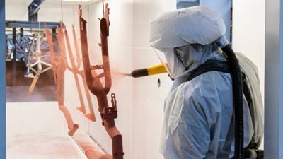  Pulverbeschichtung von Teilen in der Van Raam Lackiererei