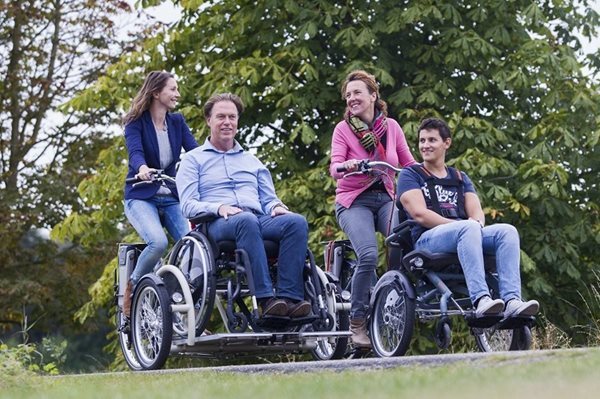 Querschnittsgelähmt im Rollstuhl und Fahrrad fahren