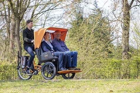 Van Raam riksja transportfiets Chat met Cycling Without Age logo - fietsen met vrijwilliger