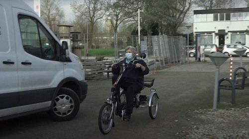 Bewohner Pflegeorganisation Het Parkhuis kann sich mit Easy Rider Dreirad bewegen