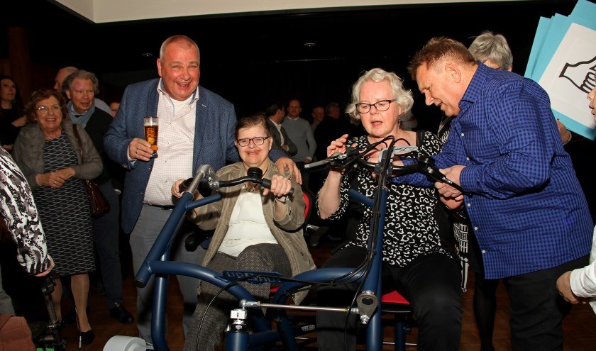 Jarige schenkt Van Raam Fun2Go duo-fiets aan woonvoorziening