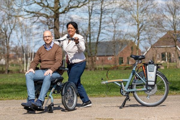 Dieses einzigartige Fahrrad ist gleichzeitig ein Rollstuhl und Fahrrad in 1 Van Raam OPair Rollstuhlfahrrad