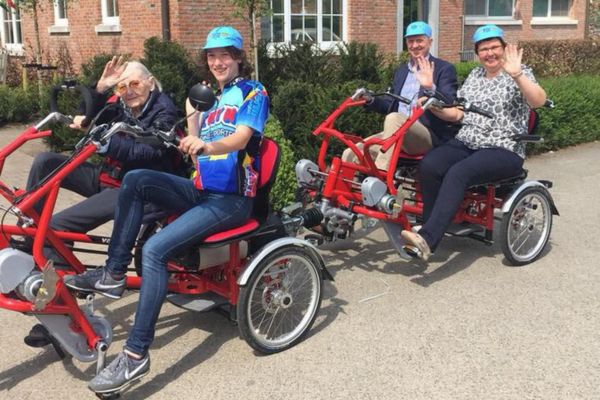 De Fun2Go duofiets met duofietsaanhanger bij woonzorgcentrum
