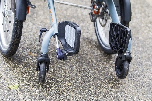 Aufklapbare Füßstützen Rollstuhl-Fahrrad 