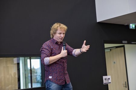 Kabarettist Thijs Kemperink bei feierlichen Eröffnung neuen Fahrradfabrik Van Raam