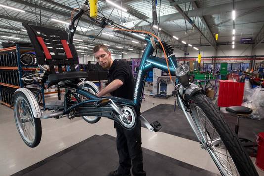 Monteren van aangepaste fiets in fietsfabriek Van Raam in Varsseveld