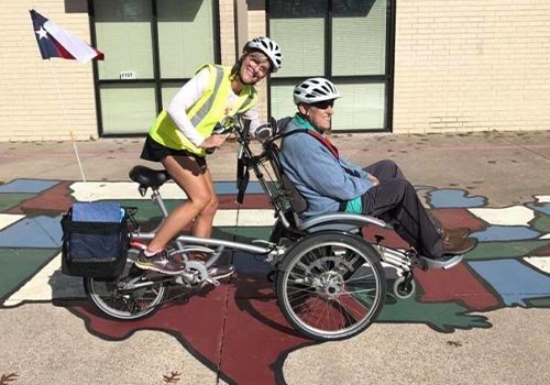 Radfahren  mit aelteren Menschen auf OPair Lone Star Wheeler