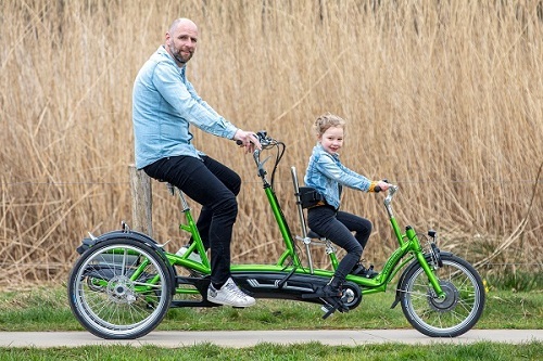 Van Raam tandem Kivo plus eine Person lenkt
