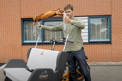 Plaats de constructie met huif in de buizen van de Chat riksja fiets