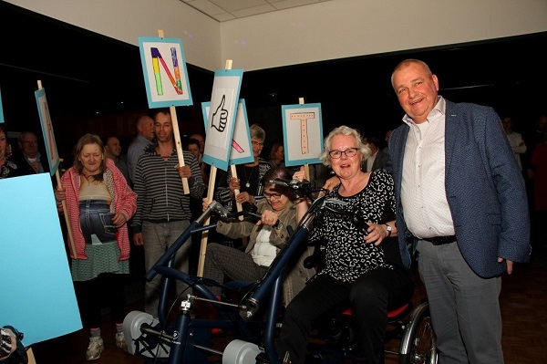 Bedanken-jarige-fuer-schenkung-Van-Raam-parallel-tandem
