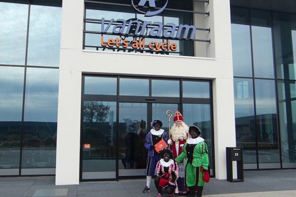 Sinterklaas brengt bezoek bij Van Raam fietsfabriek