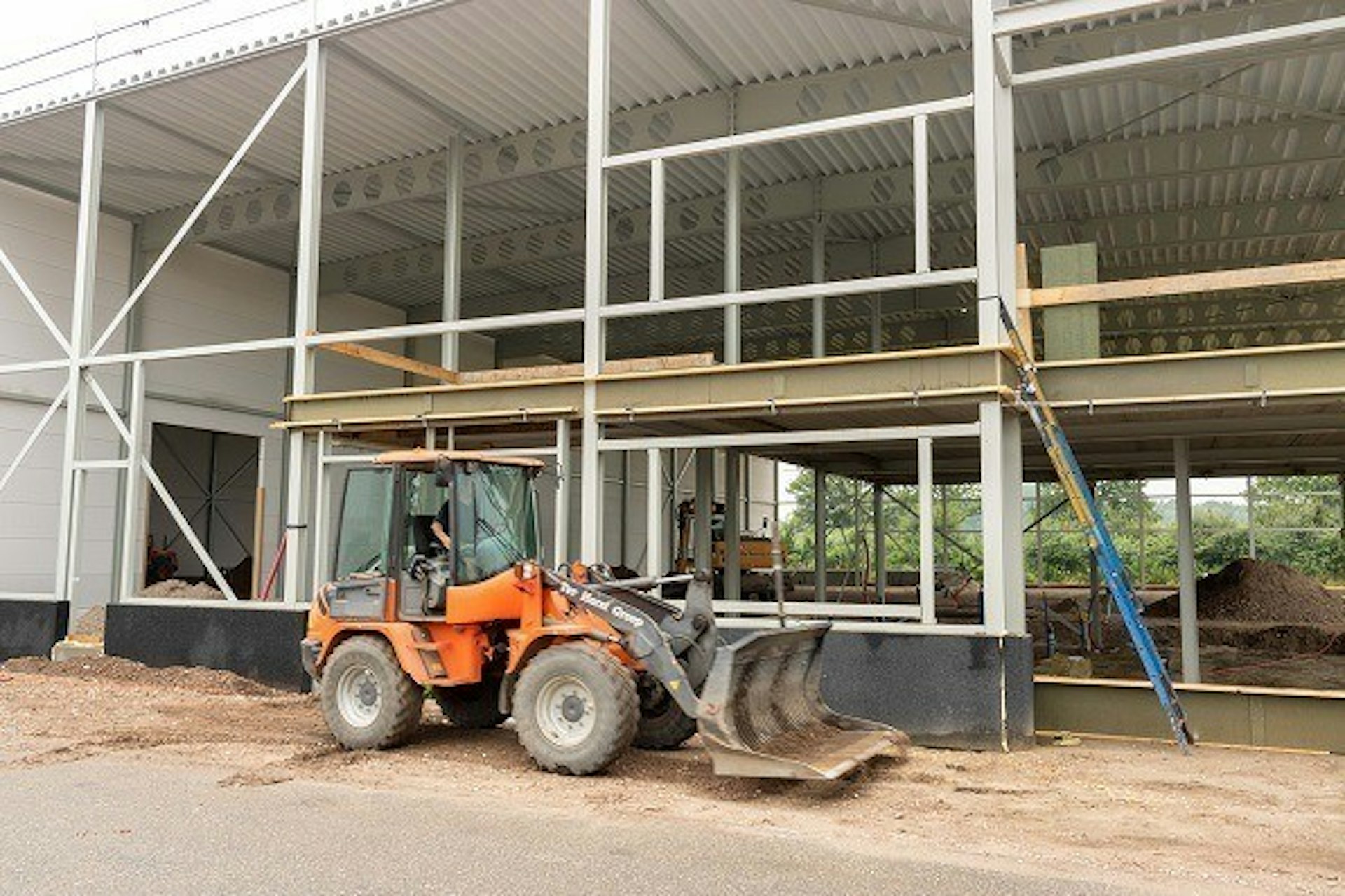 shovel aan het werk bij uitbreiding Van Raam