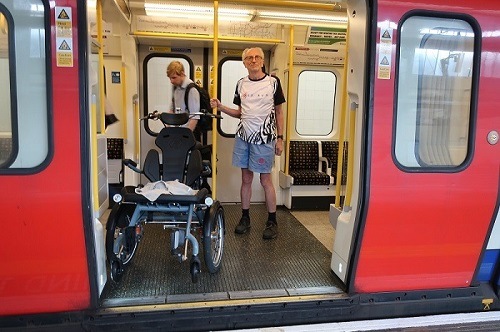 Benutzererfahrung Rollstuhlfahrrad OPair - Jess Lee in Strassenbahn