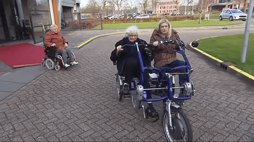 Britt Dekker met een bewoonster van een zorginstelling op de Fun2Go