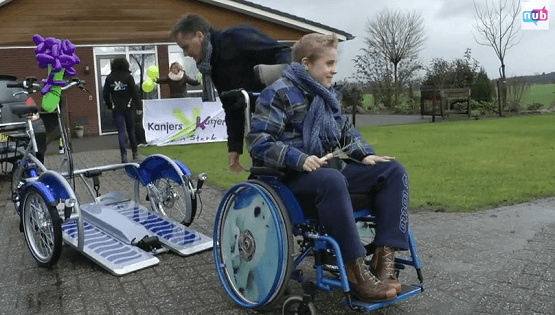 Rolstoelfiets voor jongen met handicap