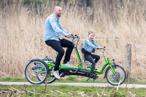 Radfahren mit einem Bein auf Van Raam Spezialfahrrad Kivo Plus Tandem