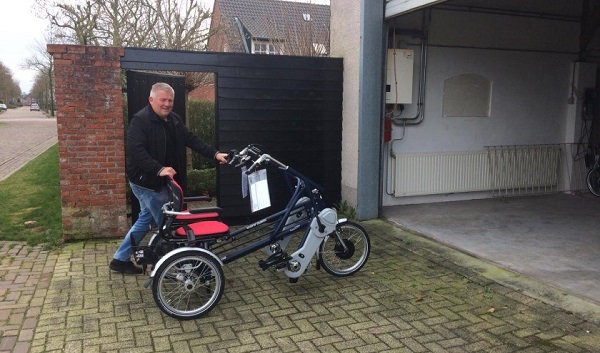 Stichting duofietsen Reusel De Mierden ontvangt 4 duo-fietsen en rolstoelfiets