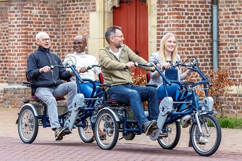 Van Raam duo fahrrad anhaenger FunTrain wo eine Person lenkt