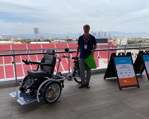 Van Raam auf Handelsmission in den Vereinigten Staaten Olympiastadion Los Angeles Marnix Kwant mit VeloPlus Rollstuhlfahrrad