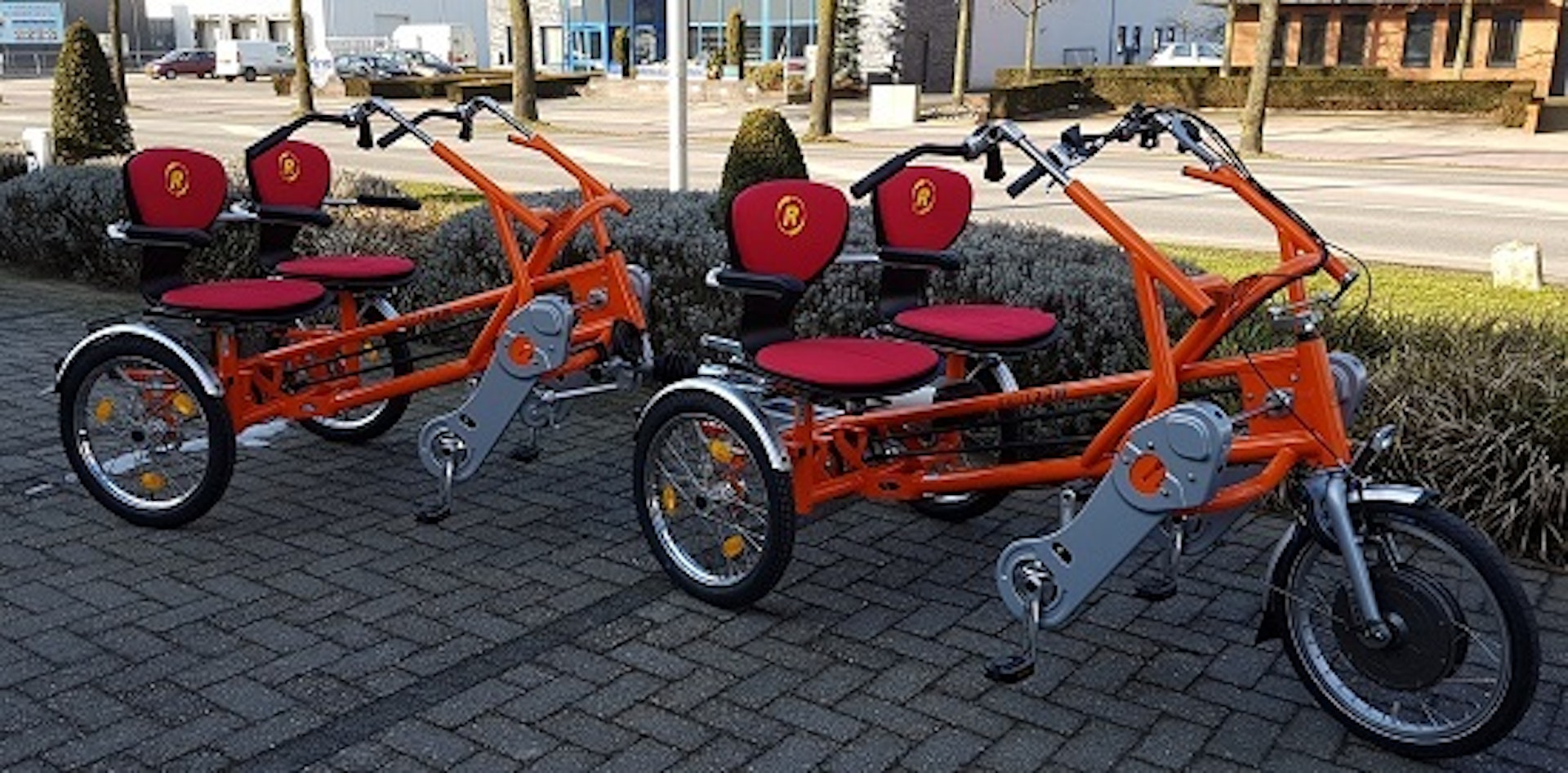 Oranje duofiets met aanhanger