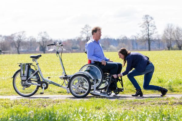 Le velo de transport de fauteuils roulants VeloPlus peut etre utilise sans probleme avec un fauteuil roulant