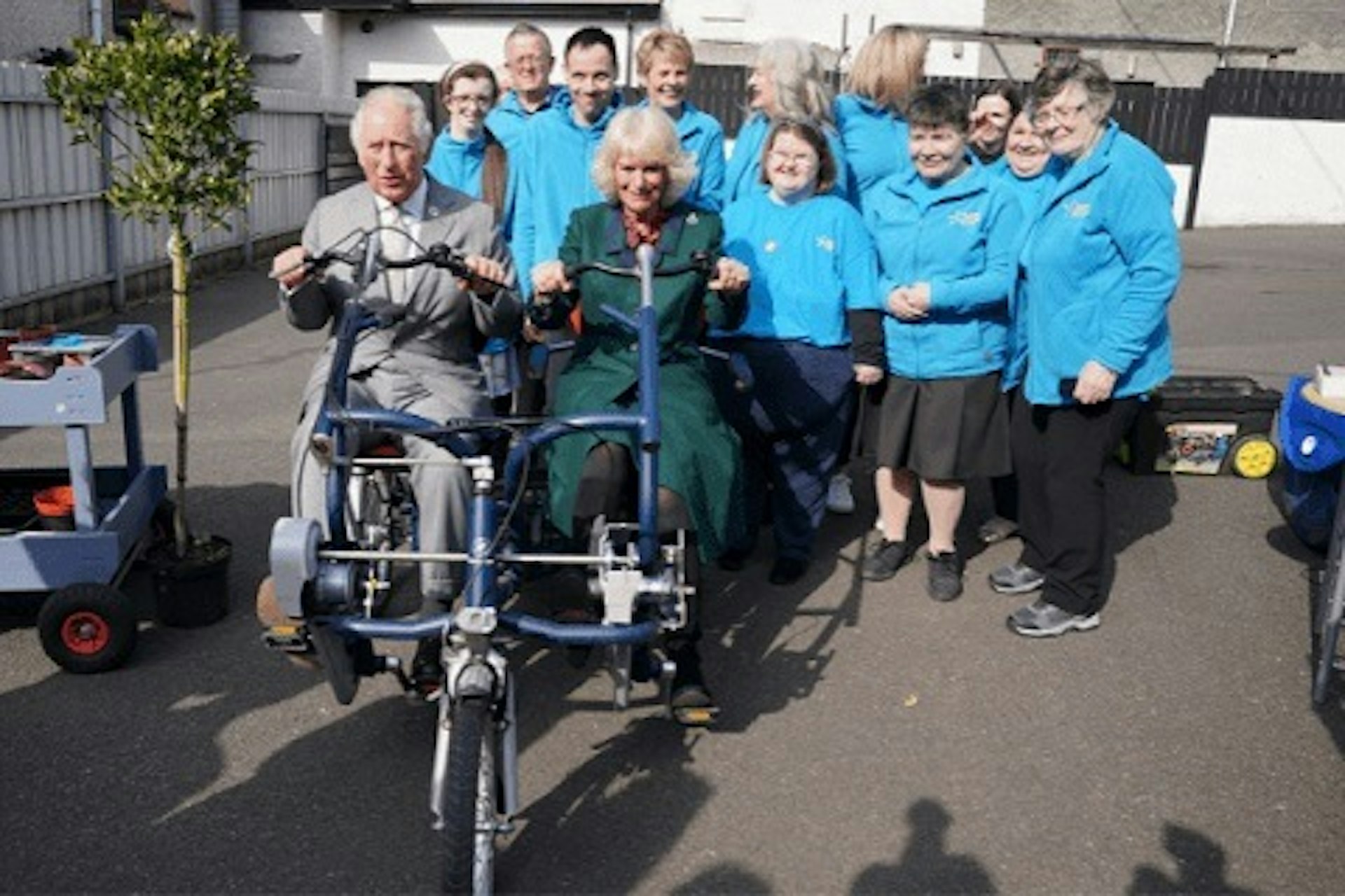 Koning charles en camilla op van raam fun2go duofiets