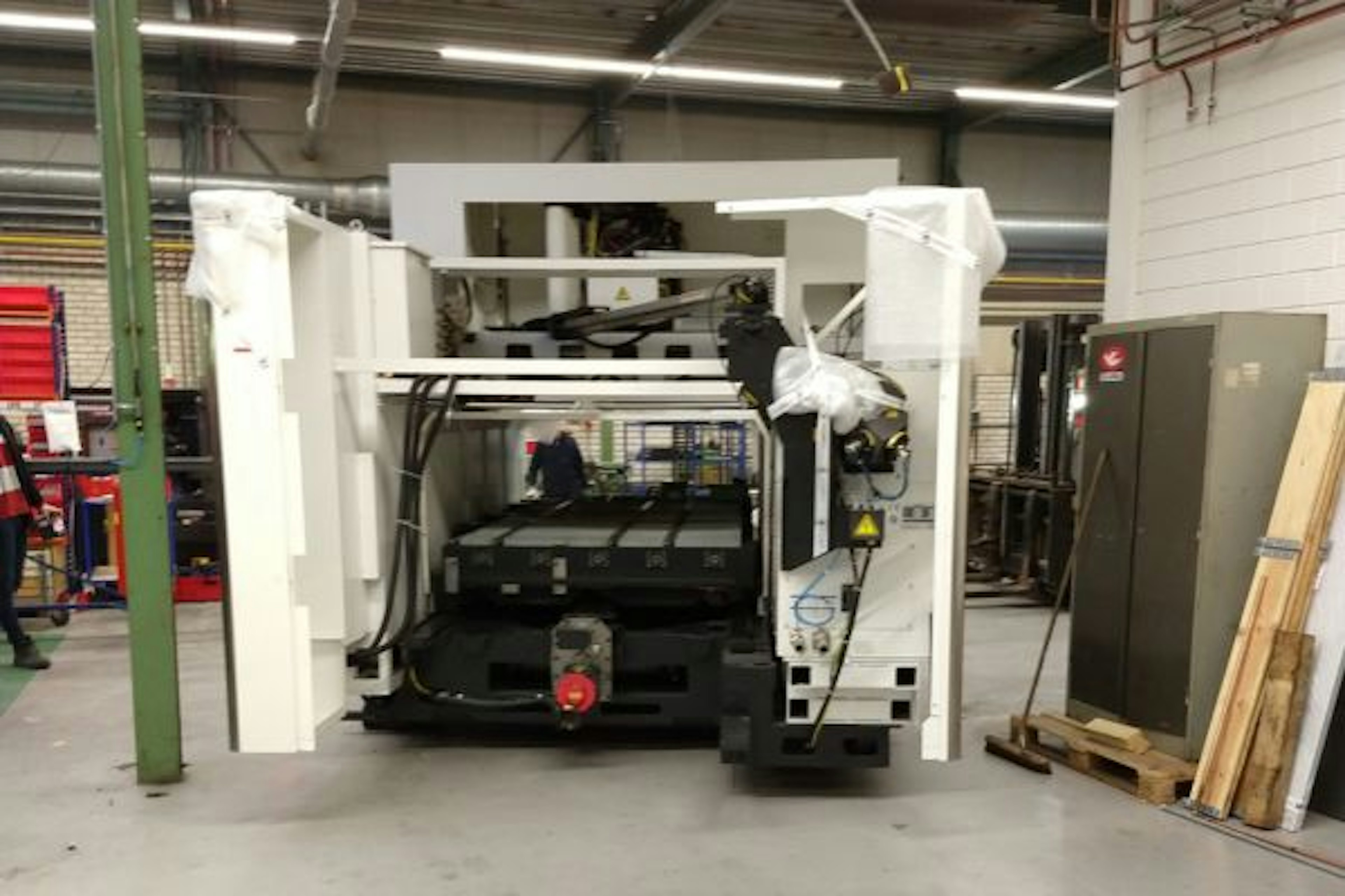 Lasersnijmachine-voor-Van-Raam-fietsen-klaar-voor-verhuizing