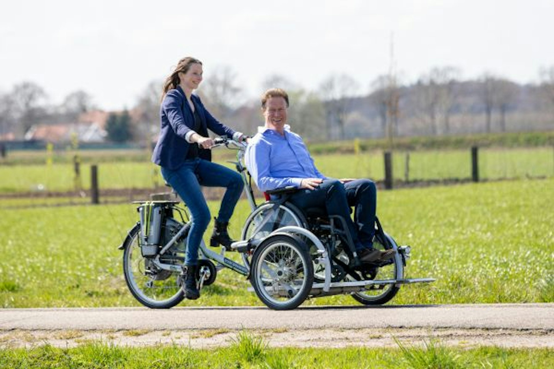 Wheelchair cargo bike to cycle with a wheelchair user
