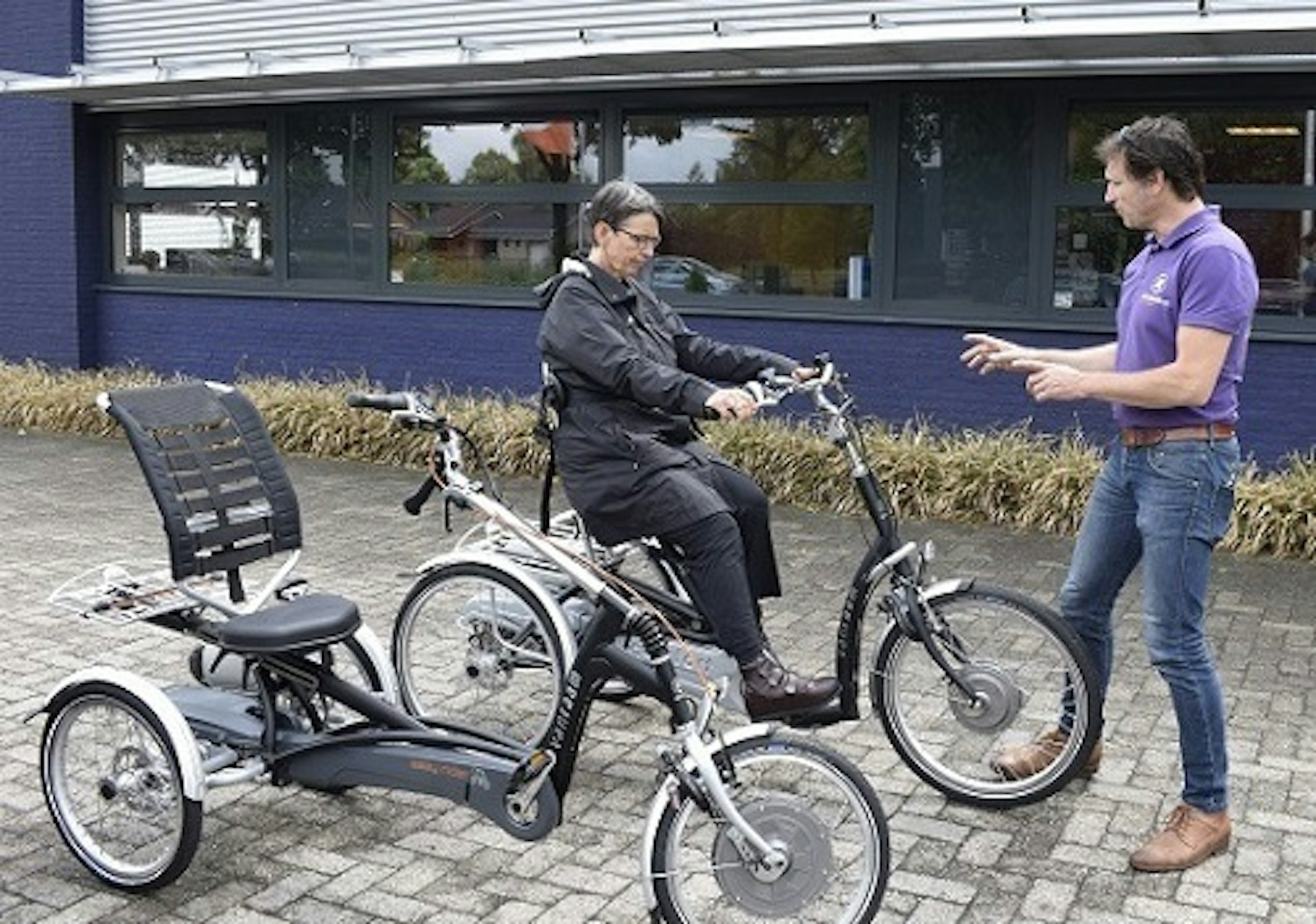 Foto: Van Raam medewerker Huub geeft uitleg over de driewielfietsen Easy Rider en Maxi Comfort.