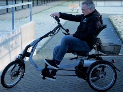  mit einem Dreirad am Hang Fahrverhalten während einer Probefahrt testen