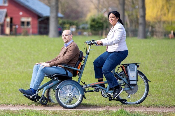 Vélo OPair avec fauteuil roulant à l'avant Van Raam