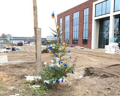 Versierde-boom-bij-Van-Raam-bedrijfsgebouw