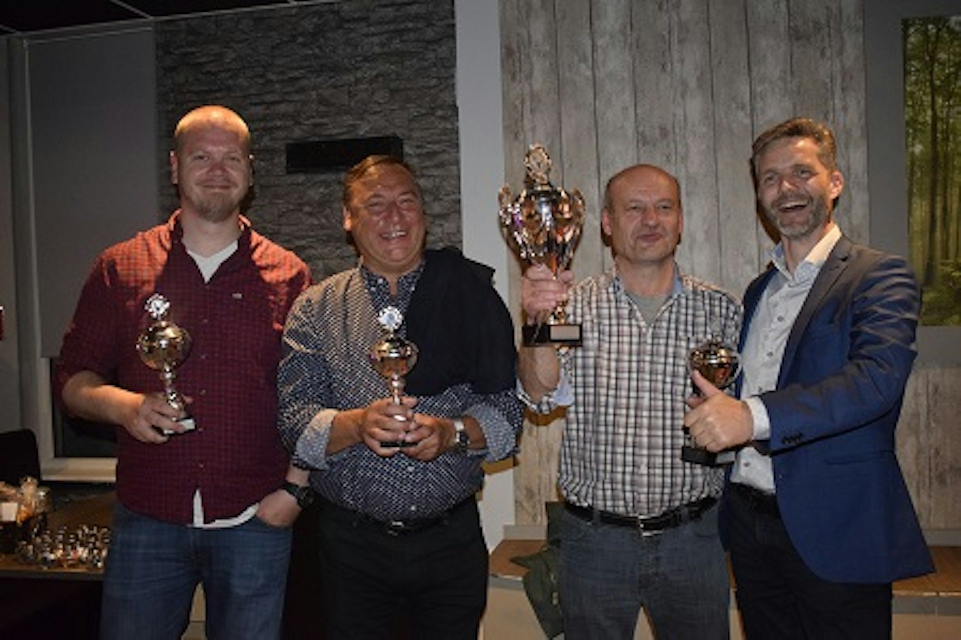 Prijsuitreiking aan winnaars van de bowling wedstrijd