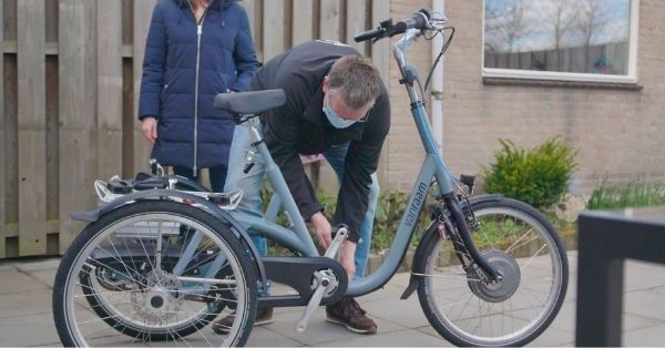 Van Raam technical advisor in the field - adjusting the bike 