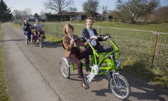 Duofiets geschonken door burgemeester