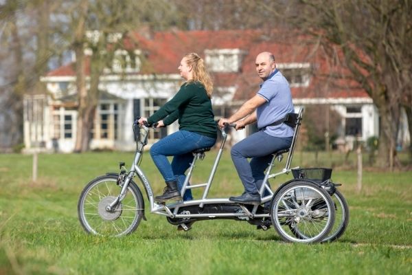 Ein Fahrrad mit zwei Sitzen von Van Raam Van Raam