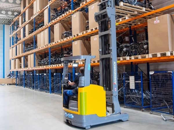 Die Zeitschrift Ambassador wirft einen Blick in die Fabrik Van Raam - Lager