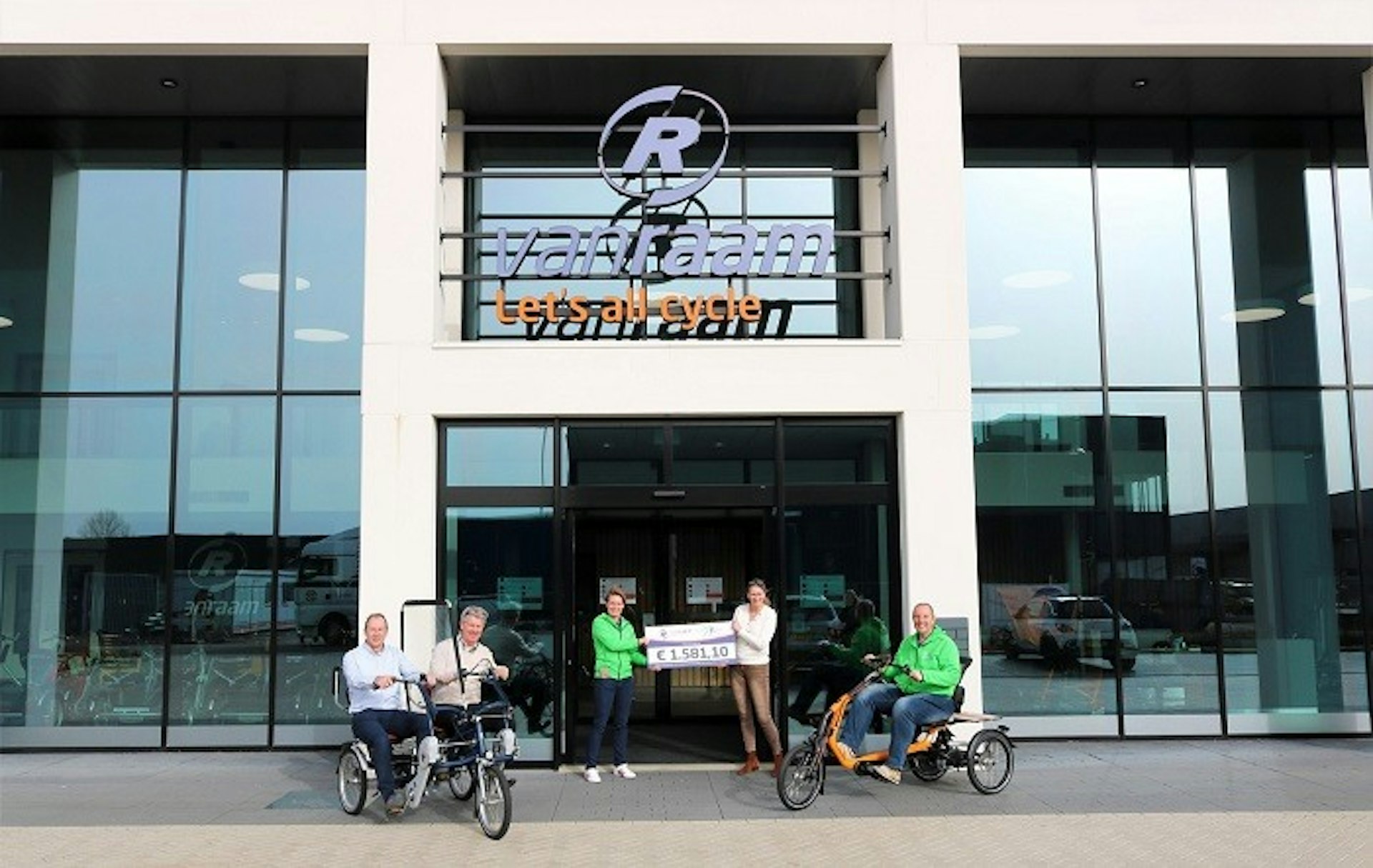 Handing over the cheque to the Kanjers voor Kanjers foundation at Van Raam