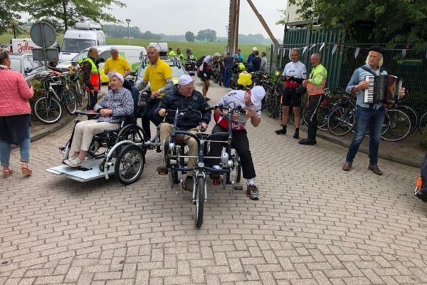 Le Tour De GOAL 2019 op de aangepaste fietsen van Van Raam