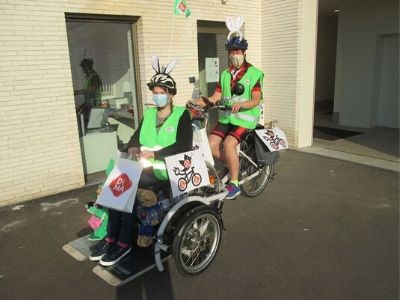 tagesstätte DiMa besucht die Bewohner mit Rollstuhlfahrrädern