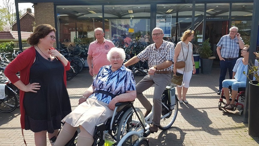 Ältere Menschen testen das Rollstuhlfahrrad