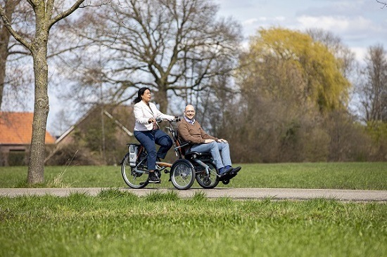 Van Raam Rollstuhlfahrrad OPair als Fahrradtaxi fuer altere Menschen
