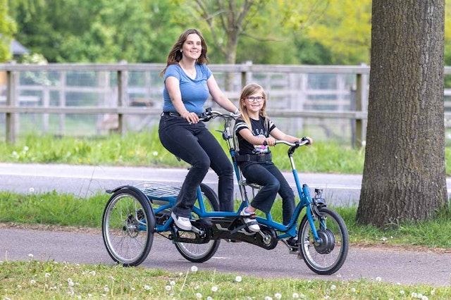 Tandem ouder en kind met drie wielen