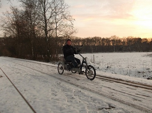 Van Raam Fahrradbenutzer Dreirad im Schnee