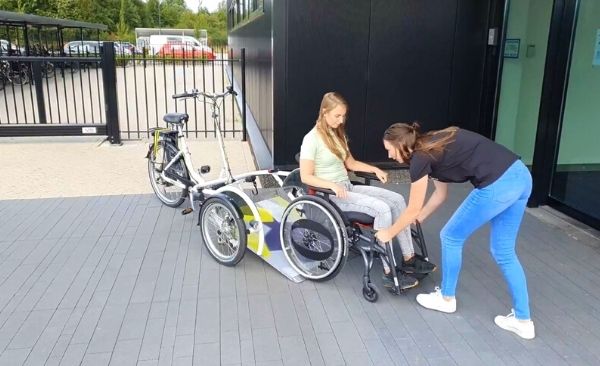 Placing the wheelchair on Van Raam VeloPlus wheelchair bicycle in the direction of travel