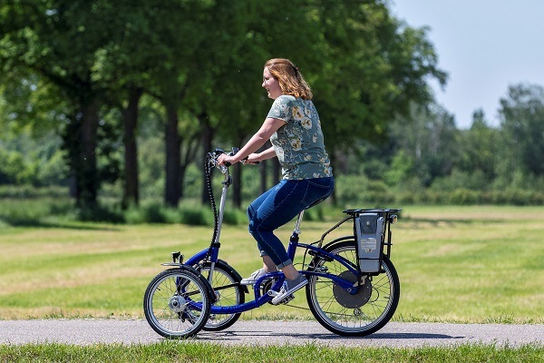 Viktoria: tricycle with two wheels in front and one rear wheel for young adults.