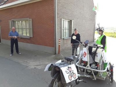 tagesstätte besucht die Besucher mit einem Rollstuhlfahrrad
